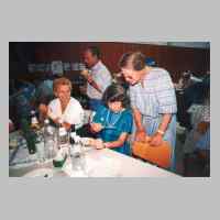 59-09-1005 1. Kirchspieltreffen 1995. Von links Eva Feigenbaum geb. Preiksch, Karin  und Ilse Scheffler beim Gedankenaustausch..JPG
